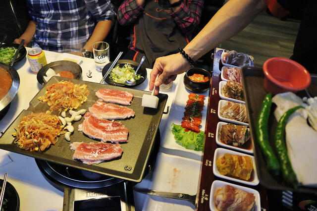 【台北美食】韓國第一品牌 八色烤肉-『忠孝敦化站』東區韓式燒肉推薦．有溫度的聖誕八色肉