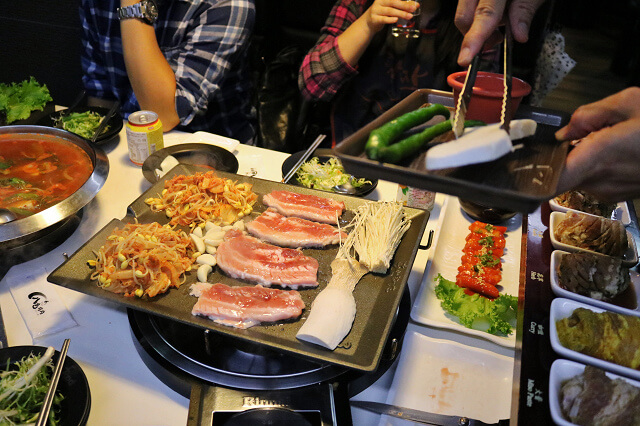 【台北美食】韓國第一品牌 八色烤肉-『忠孝敦化站』東區韓式燒肉推薦．有溫度的聖誕八色肉