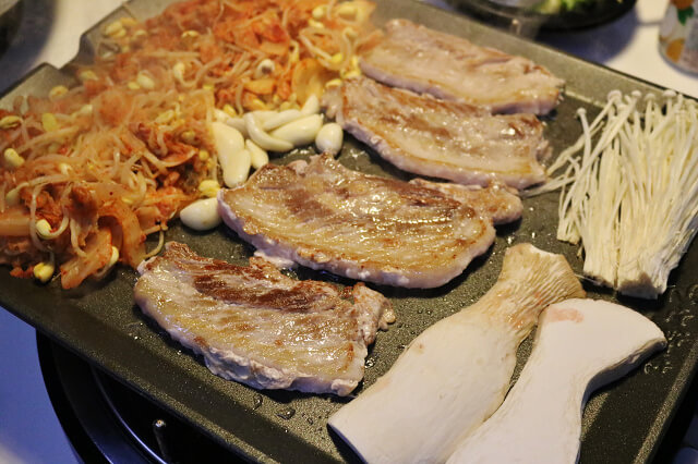 【台北美食】韓國第一品牌 八色烤肉-『忠孝敦化站』東區韓式燒肉推薦．有溫度的聖誕八色肉