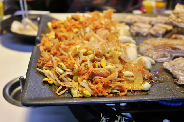 【台北美食】韓國第一品牌 八色烤肉-『忠孝敦化站』東區韓式燒肉推薦．有溫度的聖誕八色肉
