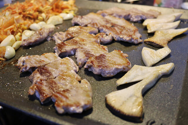 【台北美食】韓國第一品牌 八色烤肉-『忠孝敦化站』東區韓式燒肉推薦．有溫度的聖誕八色肉