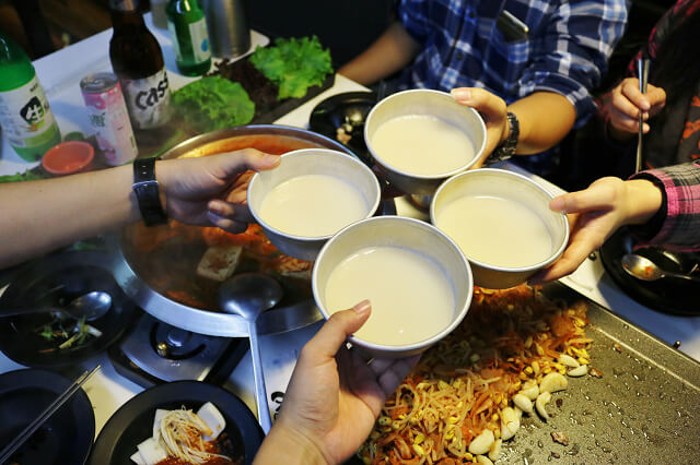 【台北美食】韓國第一品牌 八色烤肉-『忠孝敦化站』東區韓式燒肉推薦．有溫度的聖誕八色肉