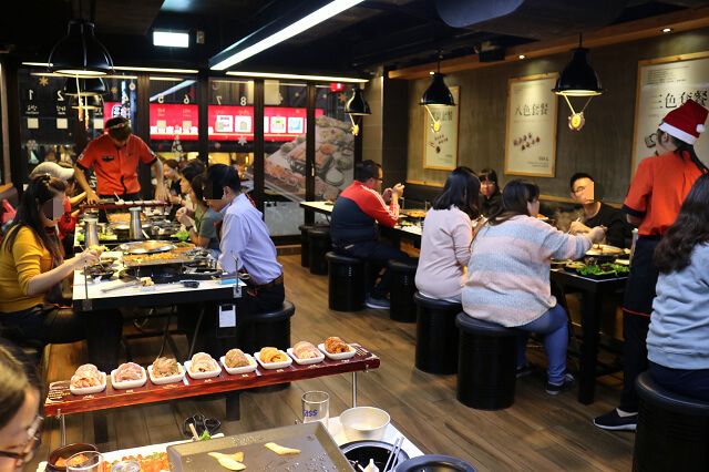 【台北美食】韓國第一品牌 八色烤肉-『忠孝敦化站』東區韓式燒肉推薦．有溫度的聖誕八色肉