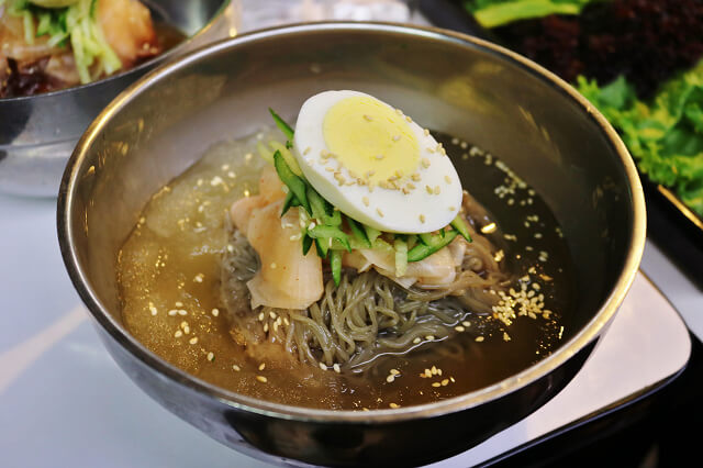 【台北美食】韓國第一品牌 八色烤肉-『忠孝敦化站』東區韓式燒肉推薦．有溫度的聖誕八色肉