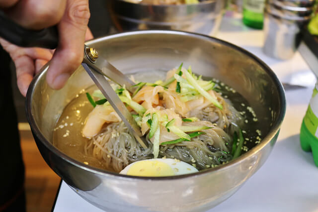 【台北美食】韓國第一品牌 八色烤肉-『忠孝敦化站』東區韓式燒肉推薦．有溫度的聖誕八色肉