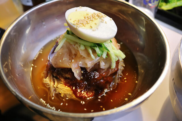 【台北美食】韓國第一品牌 八色烤肉-『忠孝敦化站』東區韓式燒肉推薦．有溫度的聖誕八色肉