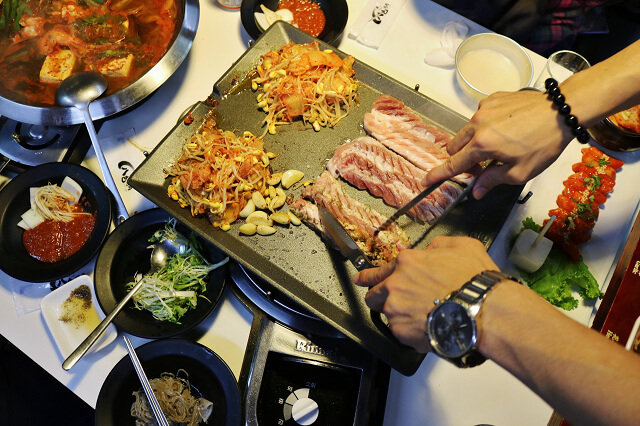 【台北美食】韓國第一品牌 八色烤肉-『忠孝敦化站』東區韓式燒肉推薦．有溫度的聖誕八色肉