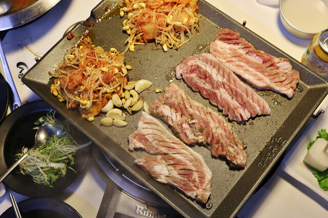 【台北美食】韓國第一品牌 八色烤肉-『忠孝敦化站』東區韓式燒肉推薦．有溫度的聖誕八色肉