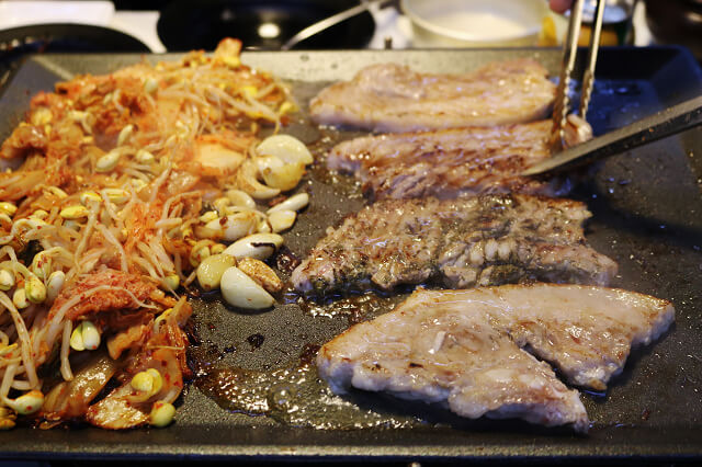 【台北美食】韓國第一品牌 八色烤肉-『忠孝敦化站』東區韓式燒肉推薦．有溫度的聖誕八色肉