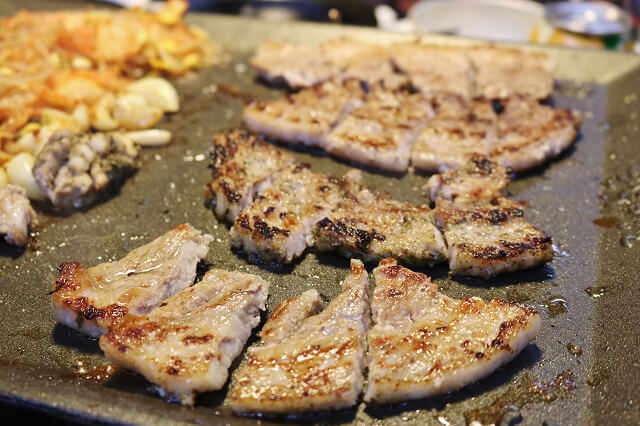 【台北美食】韓國第一品牌 八色烤肉-『忠孝敦化站』東區韓式燒肉推薦．有溫度的聖誕八色肉