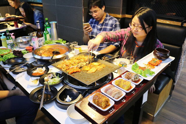 【台北美食】韓國第一品牌 八色烤肉-『忠孝敦化站』東區韓式燒肉推薦．有溫度的聖誕八色肉