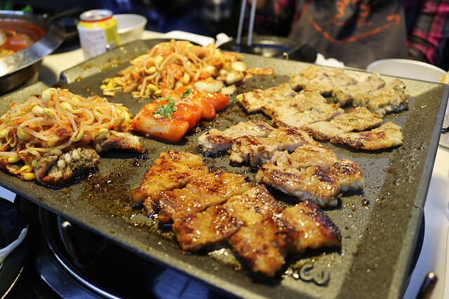 【台北美食】韓國第一品牌 八色烤肉-『忠孝敦化站』東區韓式燒肉推薦．有溫度的聖誕八色肉