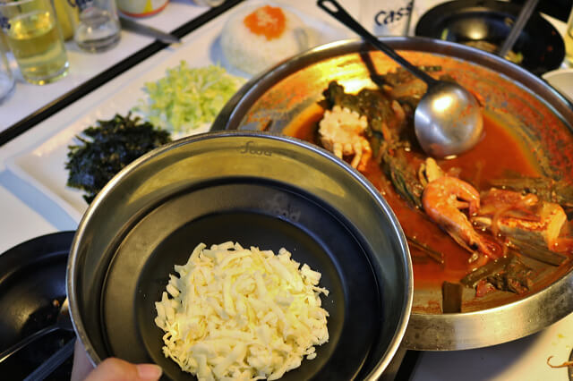 【台北美食】韓國第一品牌 八色烤肉-『忠孝敦化站』東區韓式燒肉推薦．有溫度的聖誕八色肉