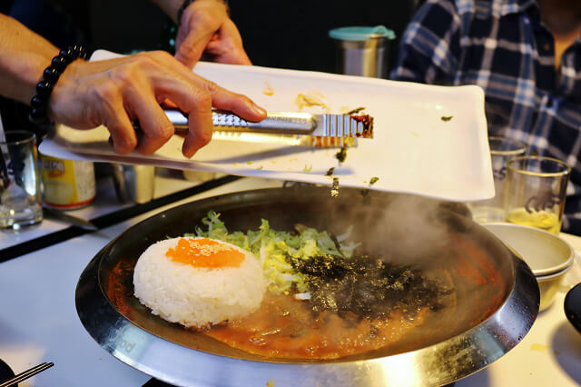 【台北美食】韓國第一品牌 八色烤肉-『忠孝敦化站』東區韓式燒肉推薦．有溫度的聖誕八色肉