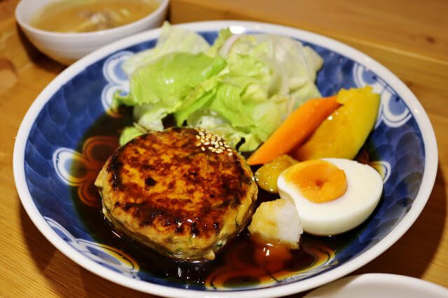 【宜蘭美食】礁溪 里海 cafe'-日式定食．生魚片丼飯推薦