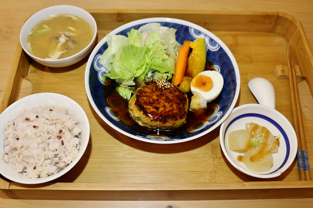 【宜蘭美食】礁溪 里海 cafe'-日式定食．生魚片丼飯推薦