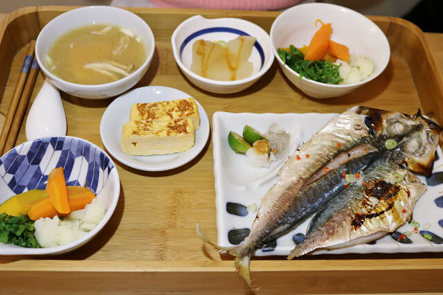 【宜蘭美食】礁溪 里海 cafe'-日式定食．生魚片丼飯推薦