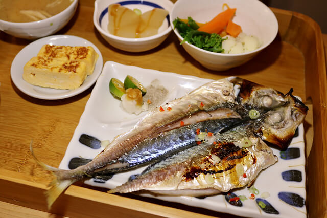 【宜蘭美食】礁溪 里海 cafe'-日式定食．生魚片丼飯推薦