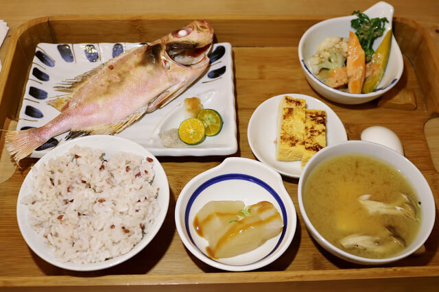 【宜蘭美食】礁溪 里海 cafe'-日式定食．生魚片丼飯推薦