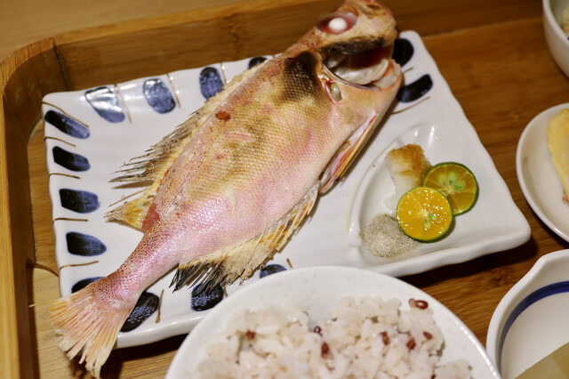 【宜蘭美食】礁溪 里海 cafe'-日式定食．生魚片丼飯推薦