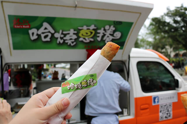 【宜蘭美食】礁溪 林氏哈燒蔥捲-礁溪溫泉公園旁人氣排隊小吃．食尚玩家推薦酥炸三星蔥捲
