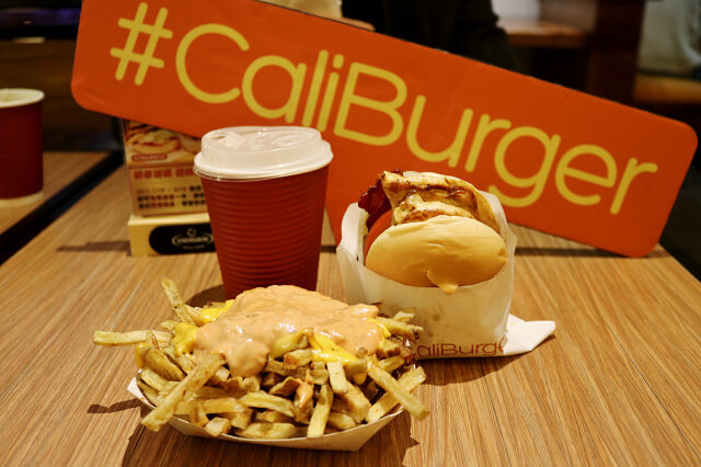 【台北美食】CaliBurger(忠孝店)-『忠孝敦化站』東區漢堡．大雞大利扭蛋樂