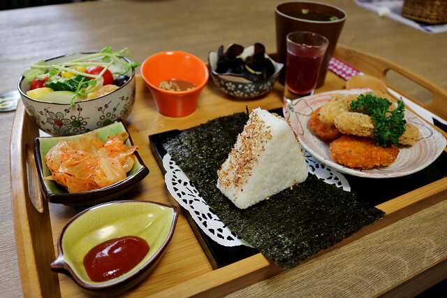 【台南美食】伊莉絲廚房 IRIS CASA KITCHEN-日式和風早午餐．義大利麵．丼飯．蓋飯．定食．異國小吃．創意麵食．風味火鍋
