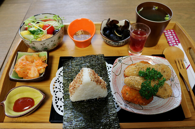 【台南美食】伊莉絲廚房 IRIS CASA KITCHEN-日式和風早午餐．義大利麵．丼飯．蓋飯．定食．異國小吃．創意麵食．風味火鍋