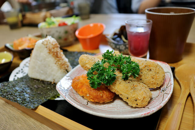【台南美食】伊莉絲廚房 IRIS CASA KITCHEN-日式和風早午餐．義大利麵．丼飯．蓋飯．定食．異國小吃．創意麵食．風味火鍋