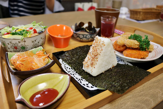 【台南美食】伊莉絲廚房 IRIS CASA KITCHEN-日式和風早午餐．義大利麵．丼飯．蓋飯．定食．異國小吃．創意麵食．風味火鍋