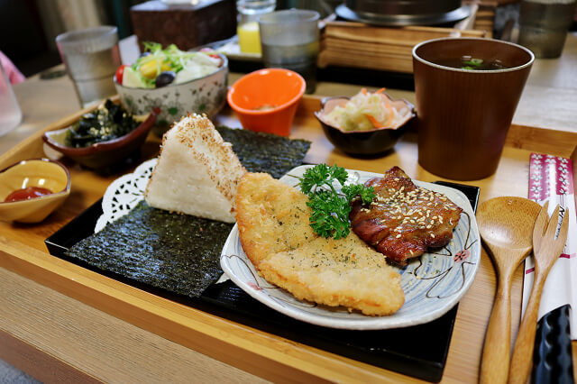 【台南美食】伊莉絲廚房 IRIS CASA KITCHEN-日式和風早午餐．義大利麵．丼飯．蓋飯．定食．異國小吃．創意麵食．風味火鍋