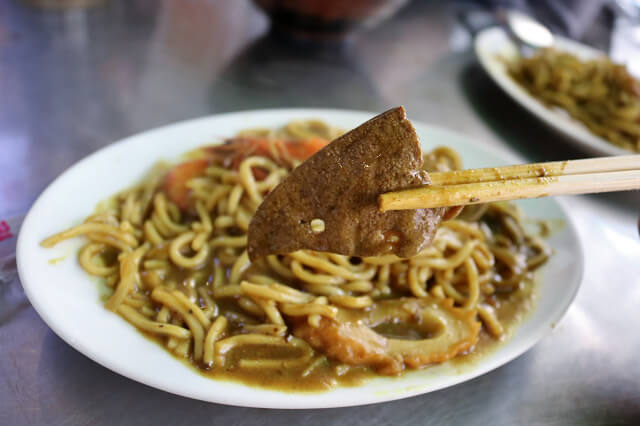 【基隆美食】阿華炒麵-基隆廟口排隊人氣小吃 什錦咖哩炒麵