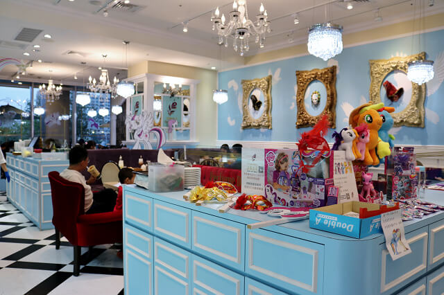 【台南美食】跳舞香水x彩虹小馬快閃主題餐廳(南紡店)-南紡購物中心午茶甜點．義大利麵．排餐