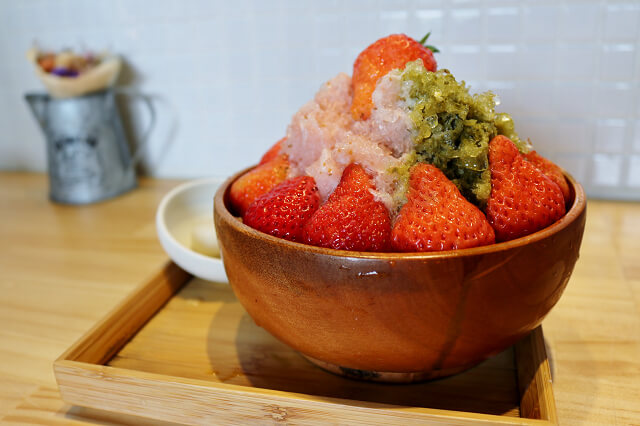 【台南美食】冰ㄉ• かき氷no.2(赤崁東店)-季節限定隱藏版草莓抹茶混奶剉冰．赤崁樓散步甜點