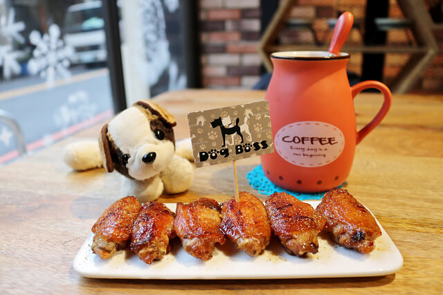 【台北美食】Dog Boss 寵物友善餐廳-『景安站』帶著毛小孩一起早午餐．寵物美容SPA牛奶浴．自製肉乾鮮食