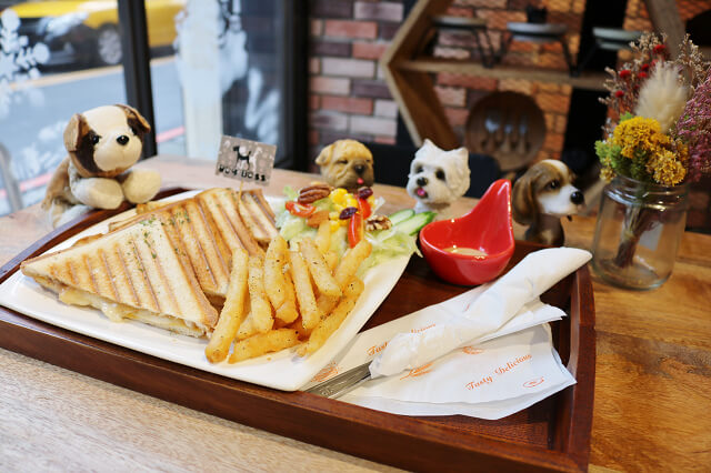 【台北美食】Dog Boss 寵物友善餐廳-『景安站』帶著毛小孩一起早午餐．寵物美容SPA牛奶浴．自製肉乾鮮食