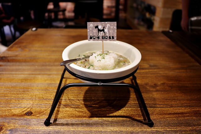 【台北美食】Dog Boss 寵物友善餐廳-『景安站』帶著毛小孩一起早午餐．寵物美容SPA牛奶浴．自製肉乾鮮食