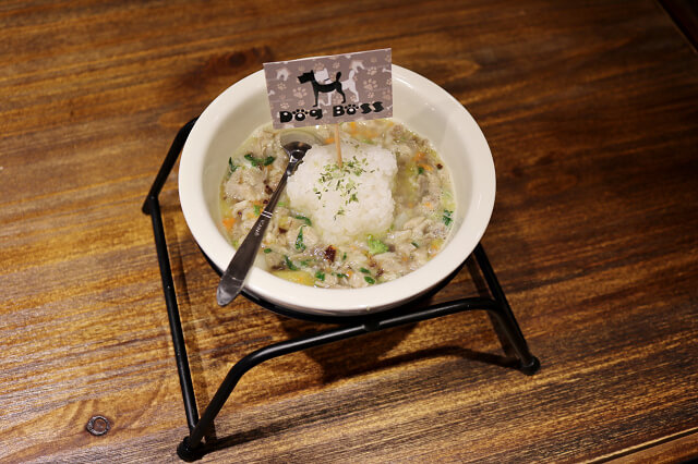 【台北美食】Dog Boss 寵物友善餐廳-『景安站』帶著毛小孩一起早午餐．寵物美容SPA牛奶浴．自製肉乾鮮食