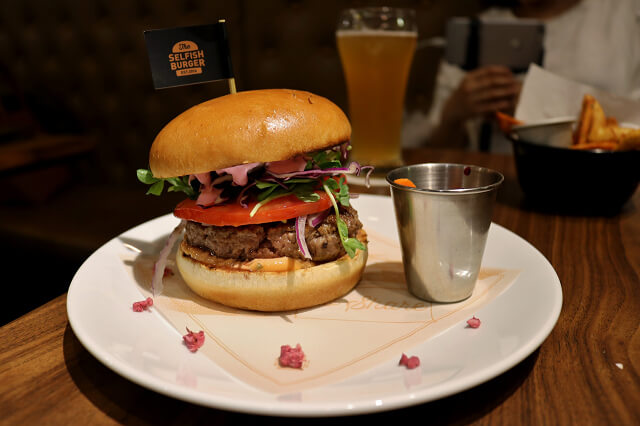 【台北美食】喀漢堡 Selfish Burger-『台北101/世貿站』季節限定粉紅櫻花漢堡