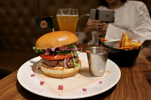 【台北美食】喀漢堡 Selfish Burger-『台北101/世貿站』季節限定粉紅櫻花漢堡