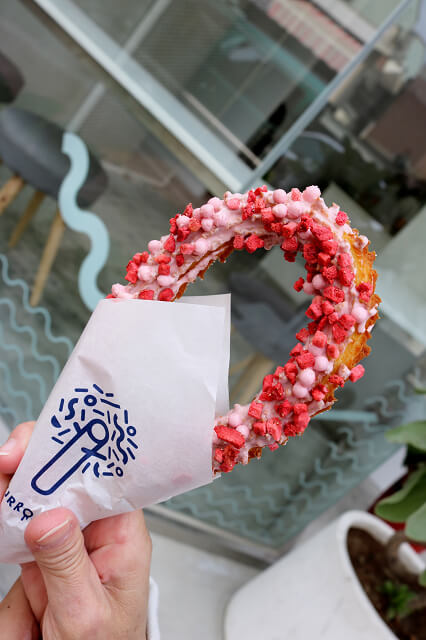 【台南美食】CHURRO & Sweet-粉紅草莓吉拿棒．台南散步甜點推薦
