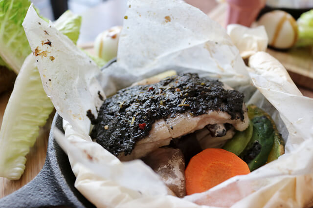 【台南美食】玖二品生活咖啡館-安平早午餐推薦．法式紙包料理．地中海飲食新概念