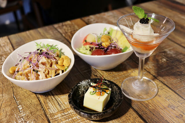 【台北美食】牛燉麵屋-『忠孝復興站』東區牛肉麵．海鮮叻沙麵推薦