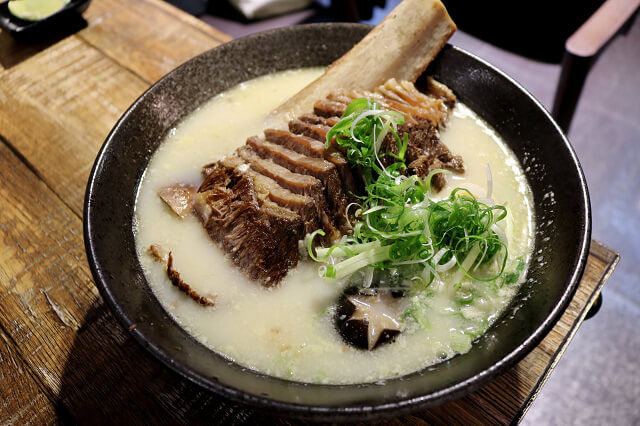 【台北美食】牛燉麵屋-『忠孝復興站』東區牛肉麵．海鮮叻沙麵推薦