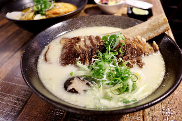 【台北美食】牛燉麵屋-『忠孝復興站』東區牛肉麵．海鮮叻沙麵推薦
