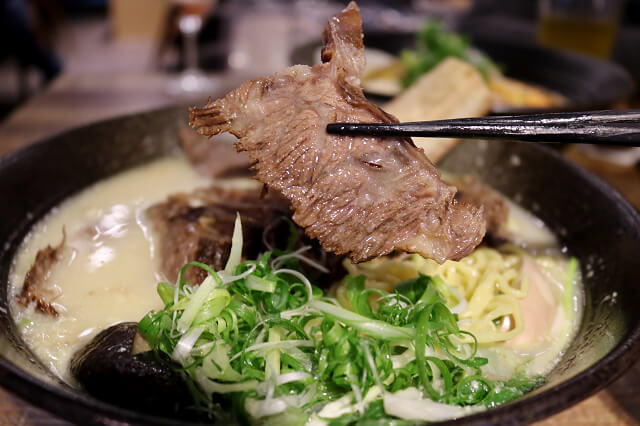 【台北美食】牛燉麵屋-『忠孝復興站』東區牛肉麵．海鮮叻沙麵推薦