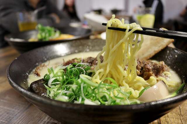【台北美食】牛燉麵屋-『忠孝復興站』東區牛肉麵．海鮮叻沙麵推薦