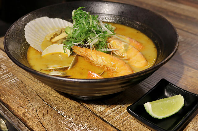 【台北美食】牛燉麵屋-『忠孝復興站』東區牛肉麵．海鮮叻沙麵推薦