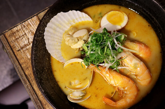 【台北美食】牛燉麵屋-『忠孝復興站』東區牛肉麵．海鮮叻沙麵推薦
