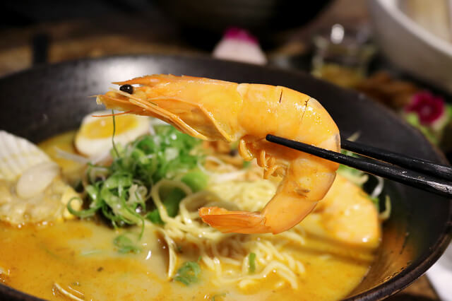 【台北美食】牛燉麵屋-『忠孝復興站』東區牛肉麵．海鮮叻沙麵推薦